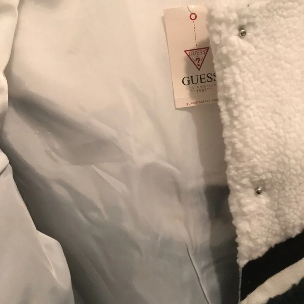 Guess jacket 💕💕💕💕 - Picture 8 of 9